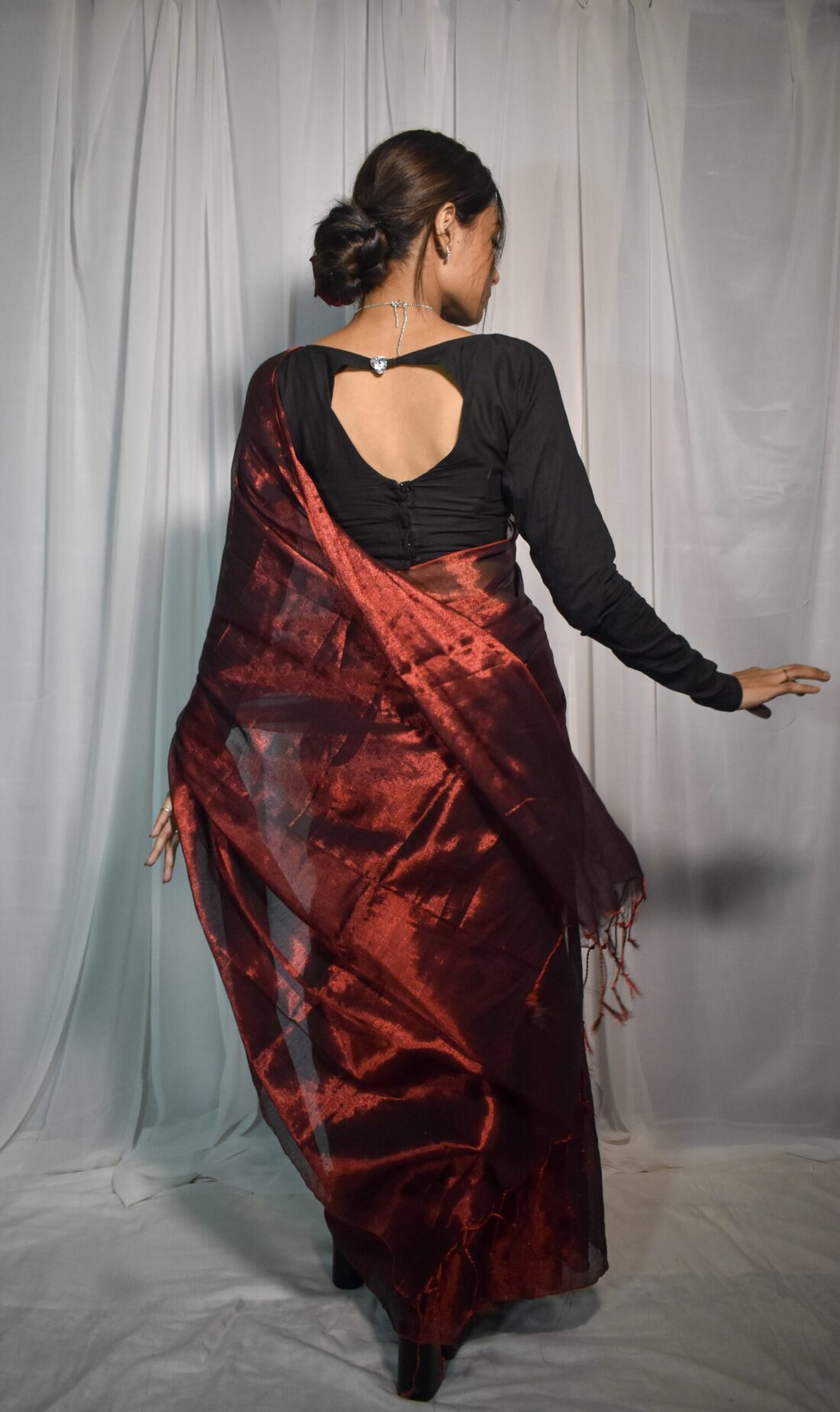 Aakar Red Tissue Saree With Unstitched Blouse Piece - Image 3